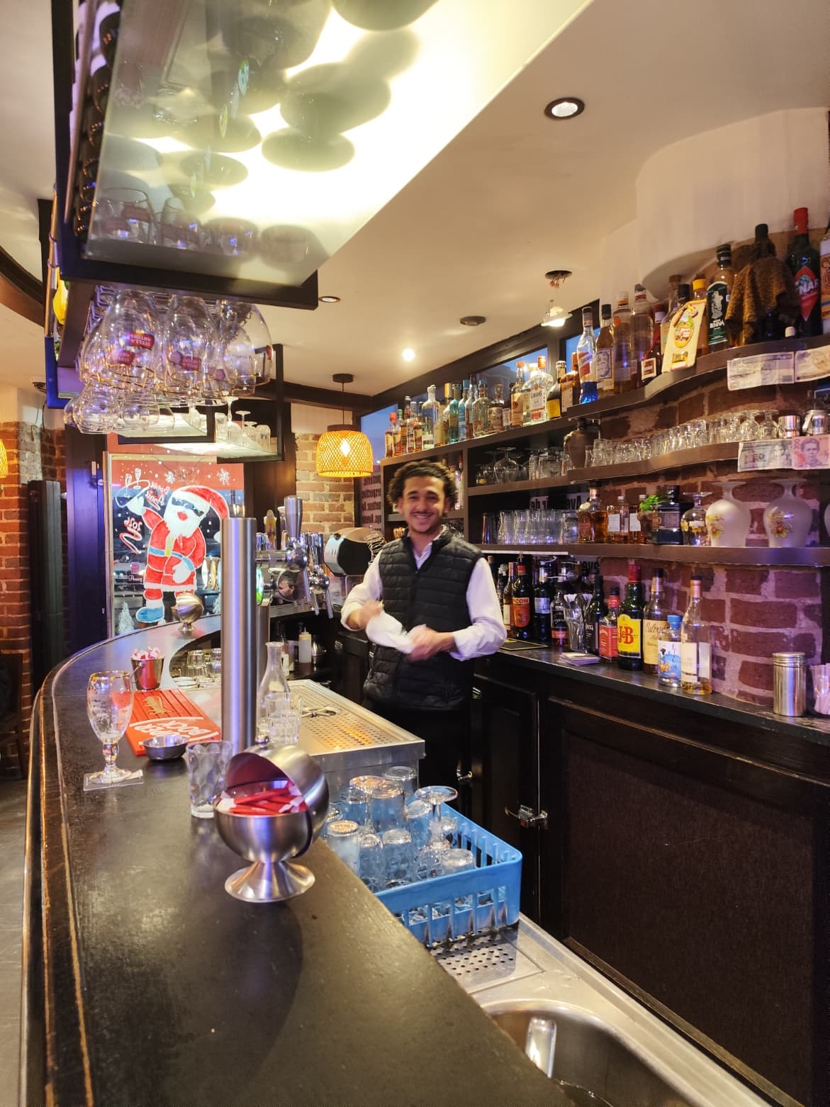 Barman préparant des boissons derrière le comptoir