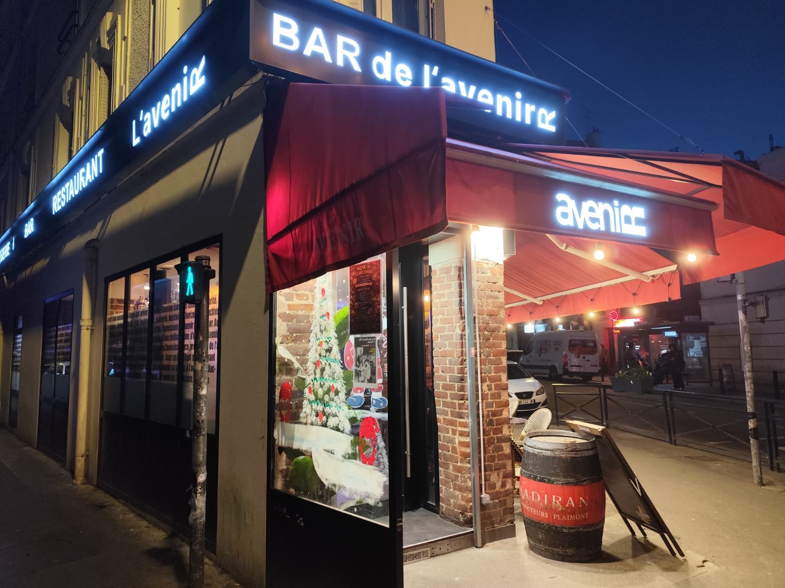Vue du coin avec enseigne Bar de l'Avenir