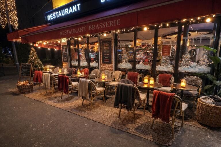 Terrasse décorée pour les fêtes avec plaids et lanternes