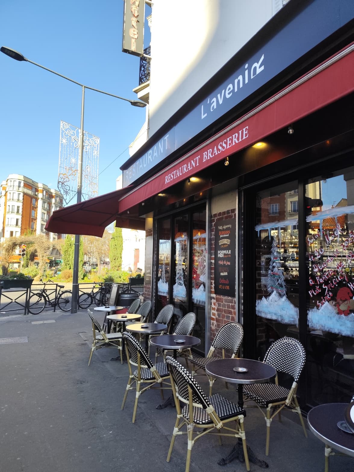 Terrasse ensoleillée de jour avec auvent Restaurant Brasserie