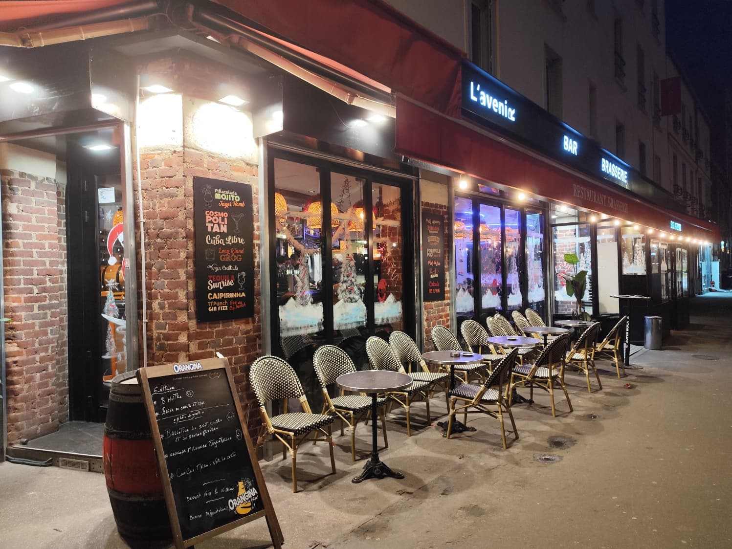 Vue large de la terrasse avec tout le restaurant